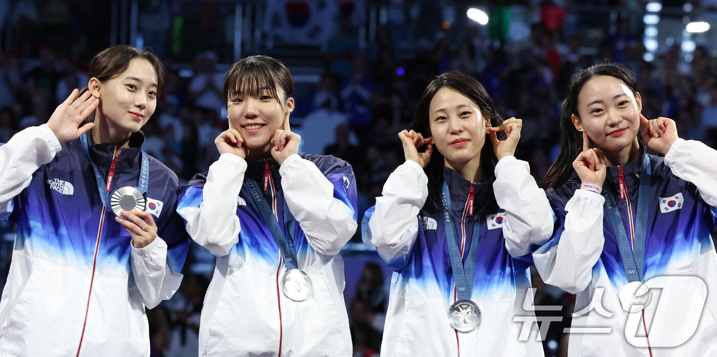 본문 이미지 - 대한민국 펜싱 대표팀 윤지수, 전하영, 최세빈, 전은혜 선수가 4일(한국시간) 프랑스 파리 그랑 팔레에서 열린 2024 파리올림픽 여자 사브르 단체 시상식에서 은메달을 수여 받은 후 세리머니를 하고 있다. 2024.8.4/뉴스1 ⓒ News1 이동해 기자