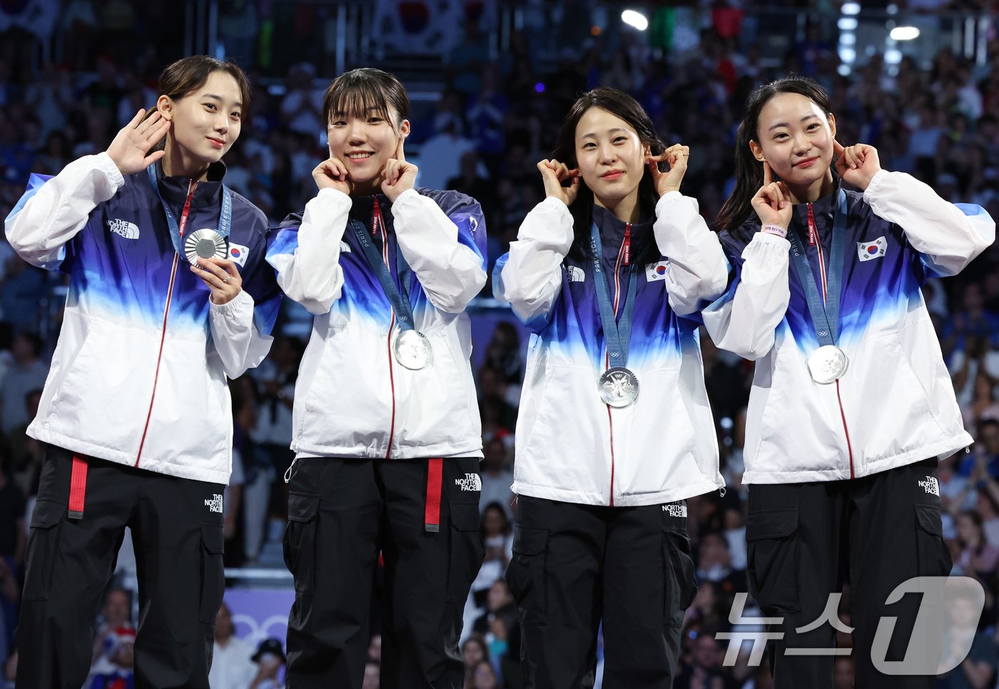 대한민국 펜싱 대표팀 윤지수, 전하영, 최세빈, 전은혜 선수가 4일&#40;한국시간&#41; 프랑스 파리 그랑 팔레에서 열린 2024 파리올림픽 여자 사브르 단체 시상식에서 은메달을 수여 받은 후 세리머니를 하고 있다. 2024.8.4/뉴스1 ⓒ News1 이동해 기자