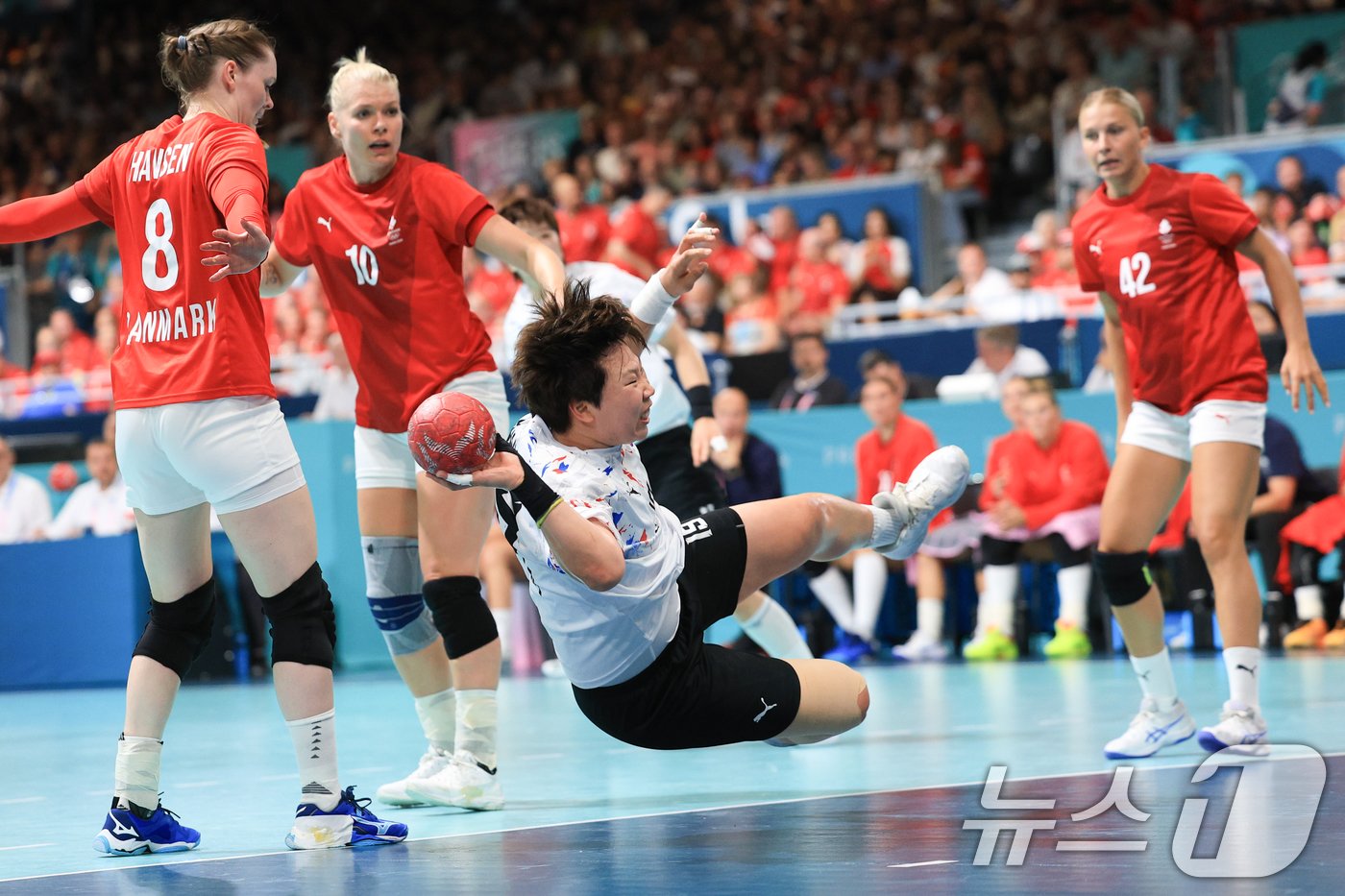 본문 이미지 - 4일(한국시간) 프랑스 파리 사우스 파리 아레나6에서 열린 2024 파리올림픽 핸드볼 여자 예선 라운드 A조 대한민국과 덴마크의 경기에서 강은혜가 슛을 하고 있다. 2024.8.4/뉴스1 ⓒ News1 박정호 기자