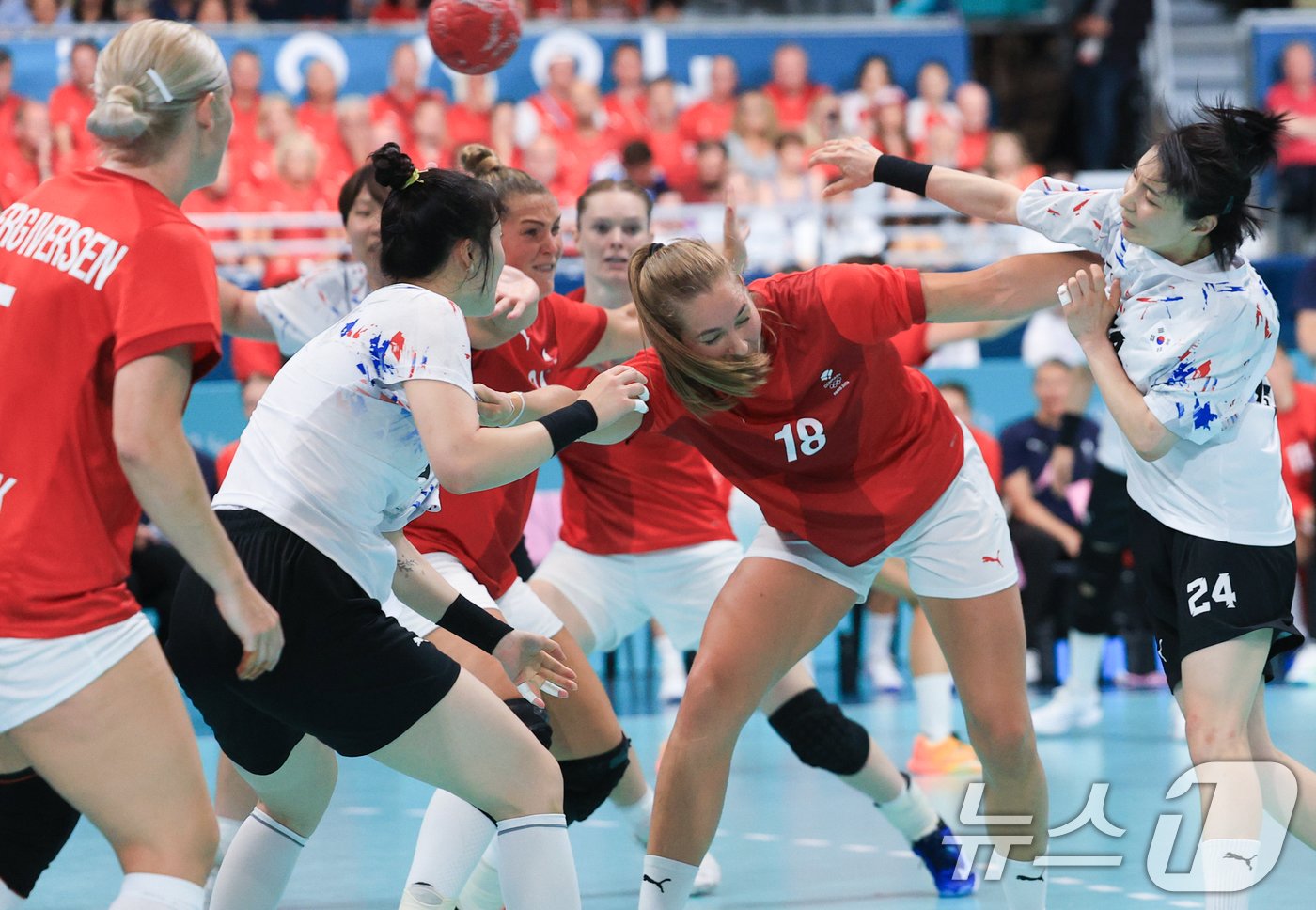 본문 이미지 - 4일(한국시간) 프랑스 파리 사우스 파리 아레나6에서 열린 2024 파리올림픽 핸드볼 여자 예선 라운드 A조 대한민국과 덴마크의 경기에서 강경민이 패스를 하고 있다. 2024.8.4/뉴스1 ⓒ News1 박정호 기자