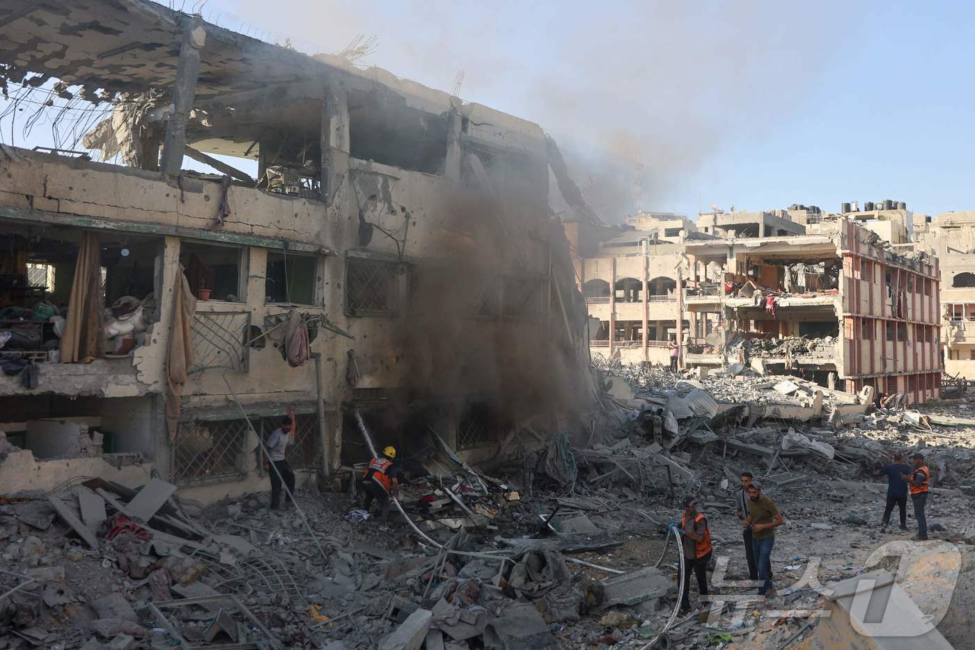 본문 이미지 - 3일(현지시간) 가자지구 북부 셰이크 라드완의 학교가 이스라엘의 공격에 초토화 됐다. 이날 공격으로 최소 17명이 사망했다. 2024.08.03/ ⓒ AFP=뉴스1 ⓒ News1 권진영 기자