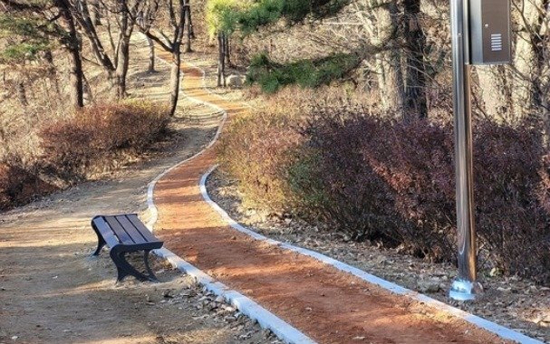 본문 이미지 -  세종시 금남면 비학산 황톳길. (세종시 제공) / 뉴스1