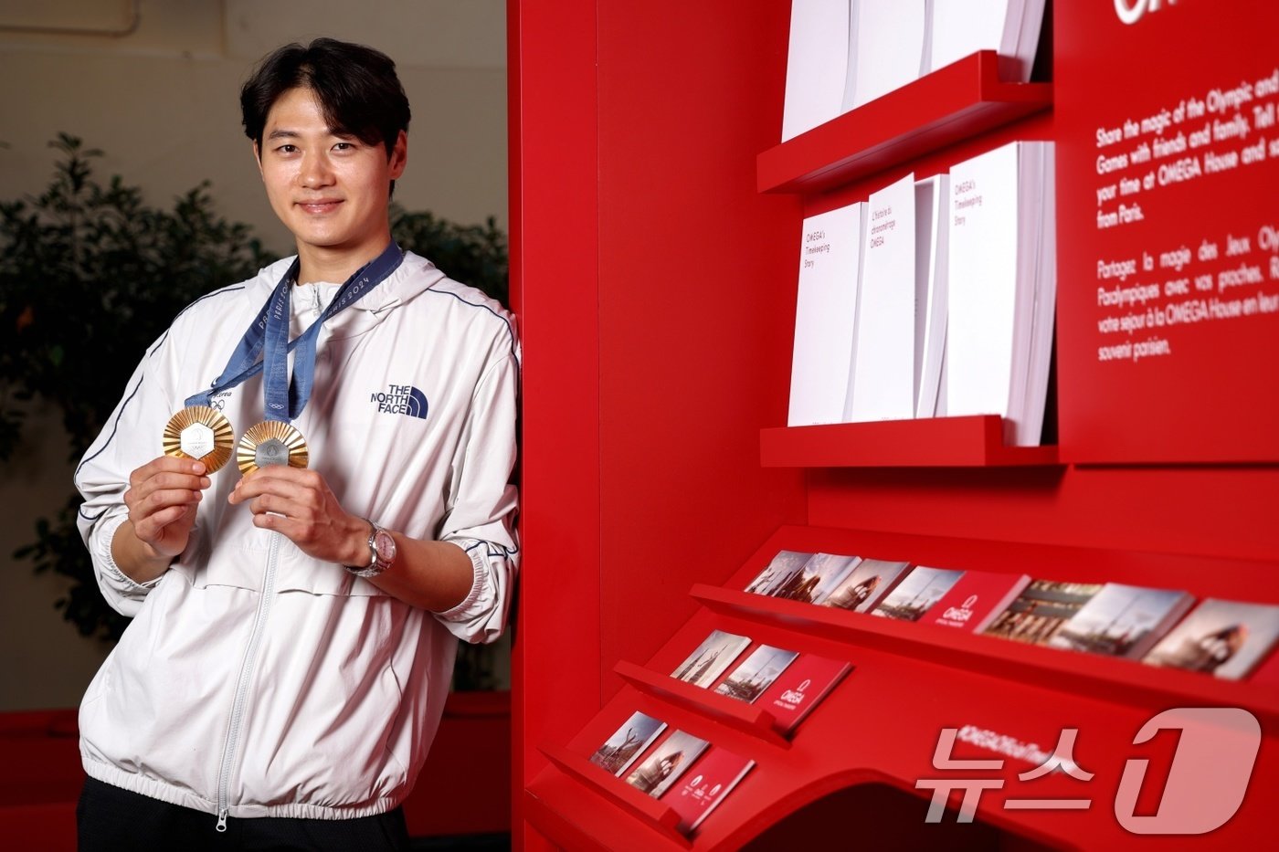 본문 이미지 - 올림픽 공식 타임키퍼 오메가는 2024 파리 올림픽 대한민국 개인 첫 금메달리스트인 오상욱에게 ‘씨마스터 다이버 300M - 파리 2024 올림픽 기념 에디션’을 증정했다. 오상욱은 현지 시간으로 지난 27일, 남자 펜싱 사브르 개인전에서 금메달을 차지하며 대한민국 선수단에게 첫 번째 금메달을 선사한 바 있다. 오메가는 2012년 런던 하계올림픽부터 2022 베이징 동계올림픽까지 '올림픽 에디션 시계' 수여 행사를 진행했고, 이번이 다섯 번째다. (오메가 제공) 2024.8.4/뉴스1 ⓒ News1 박지혜 기자