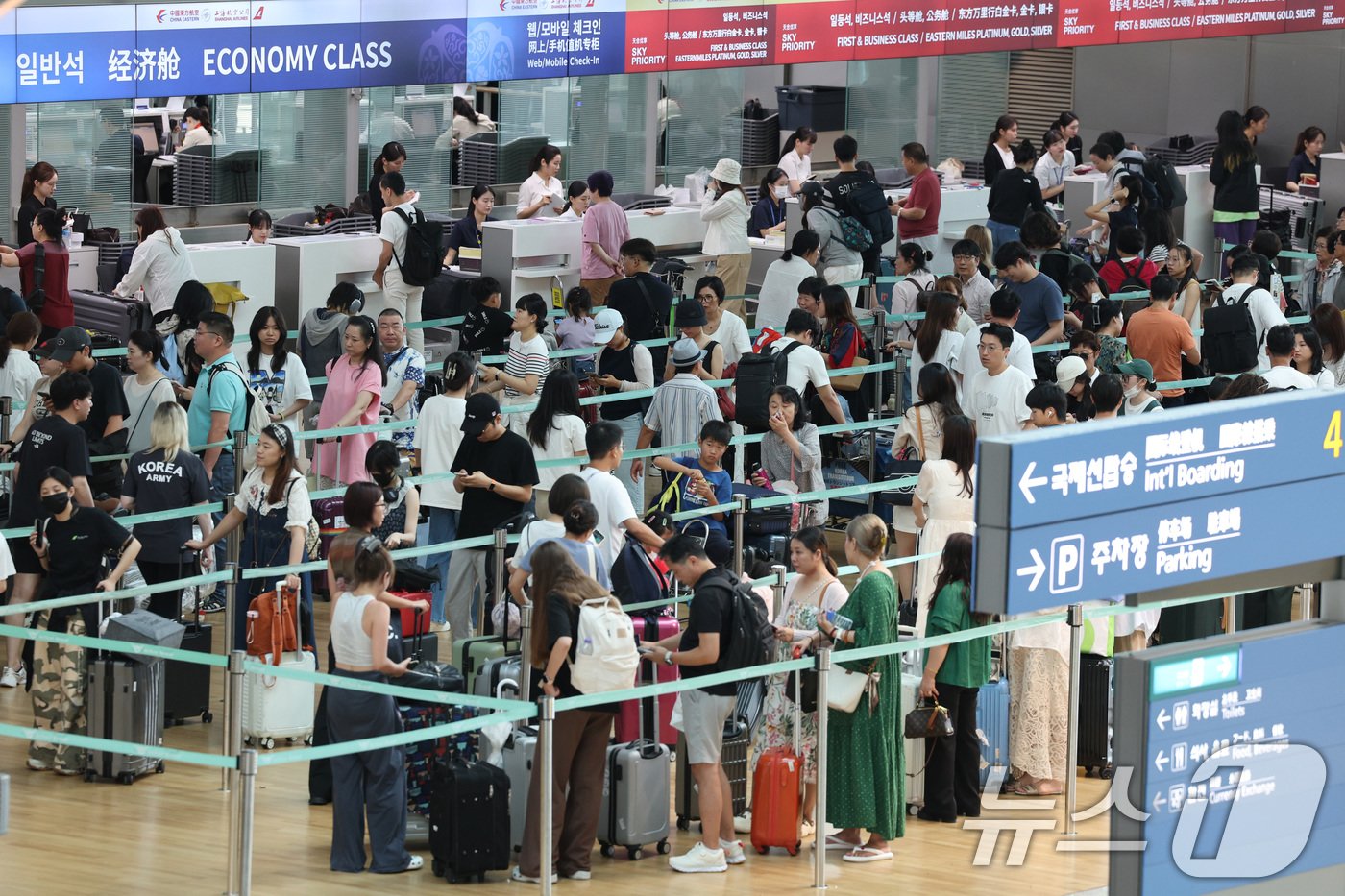 본문 이미지 - 4일 오전 인천국제공항 1여객터미널이 출국하려는 여행객들로 북적이고 있다. 인천국제공항은 이날 일평균 국제선 여객 예측치가 23만 2000명으로 이번 하계성수기 기간 중 최대 혼잡일이 될 것으로 예상했다. 2024.8.4/뉴스1 ⓒ News1 신웅수 기자