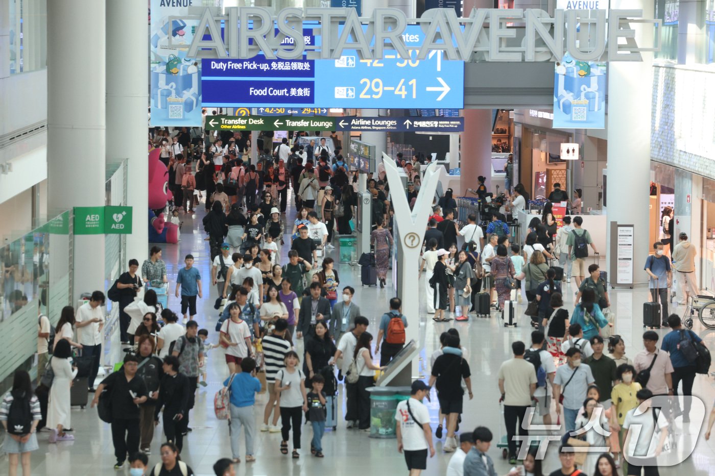 본문 이미지 - 4일 오전 인천국제공항 1여객터미널 면세점이 출국하려는 여행객들로 북적이고 있다. 인천국제공항은 이날 일평균 국제선 여객 예측치가 23만 2000명으로 이번 하계성수기 기간 중 최대 혼잡일이 될 것으로 예상했다. 2024.8.4/뉴스1 ⓒ News1 신웅수 기자