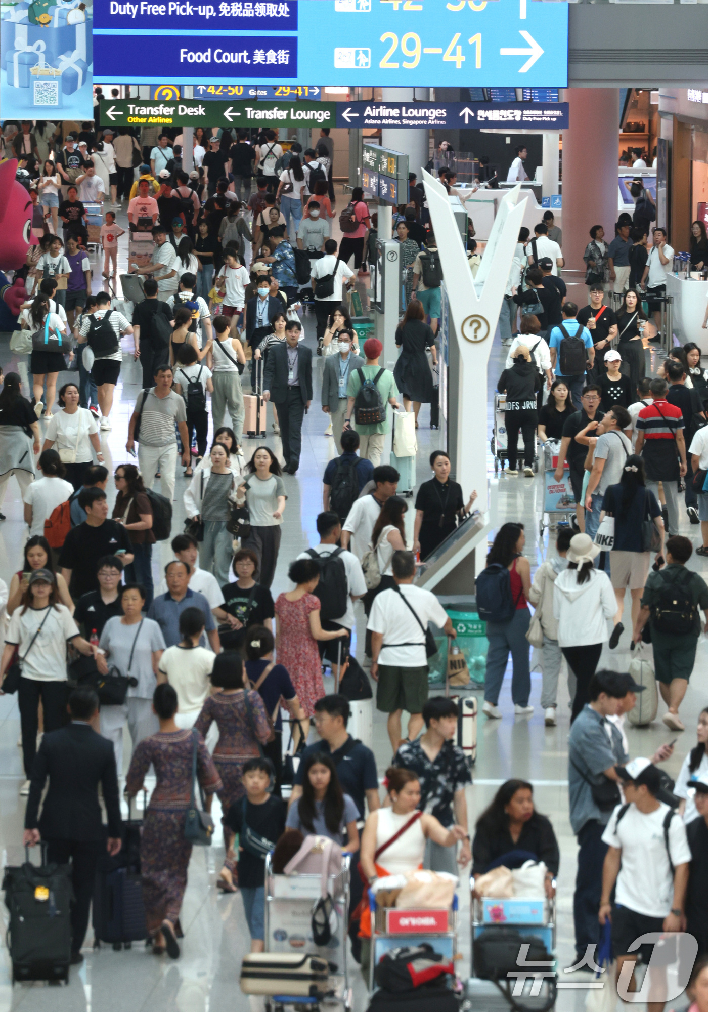 (인천공항=뉴스1) 신웅수 기자 = 4일 오전 인천국제공항 1여객터미널 면세점이 출국하려는 여행객들로 북적이고 있다.인천국제공항은 이날 일평균 국제선 여객 예측치가 23만 2000 …