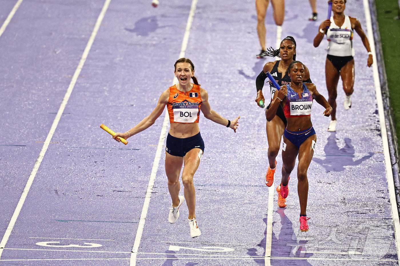 혼성 1600m 계주에서 대역전 드라마를 만들어낸 네덜란드의 펨키 볼&#40;왼쪽&#41;이 가장 먼저 결승선을 통과하고 있다. ⓒ AFP=뉴스1