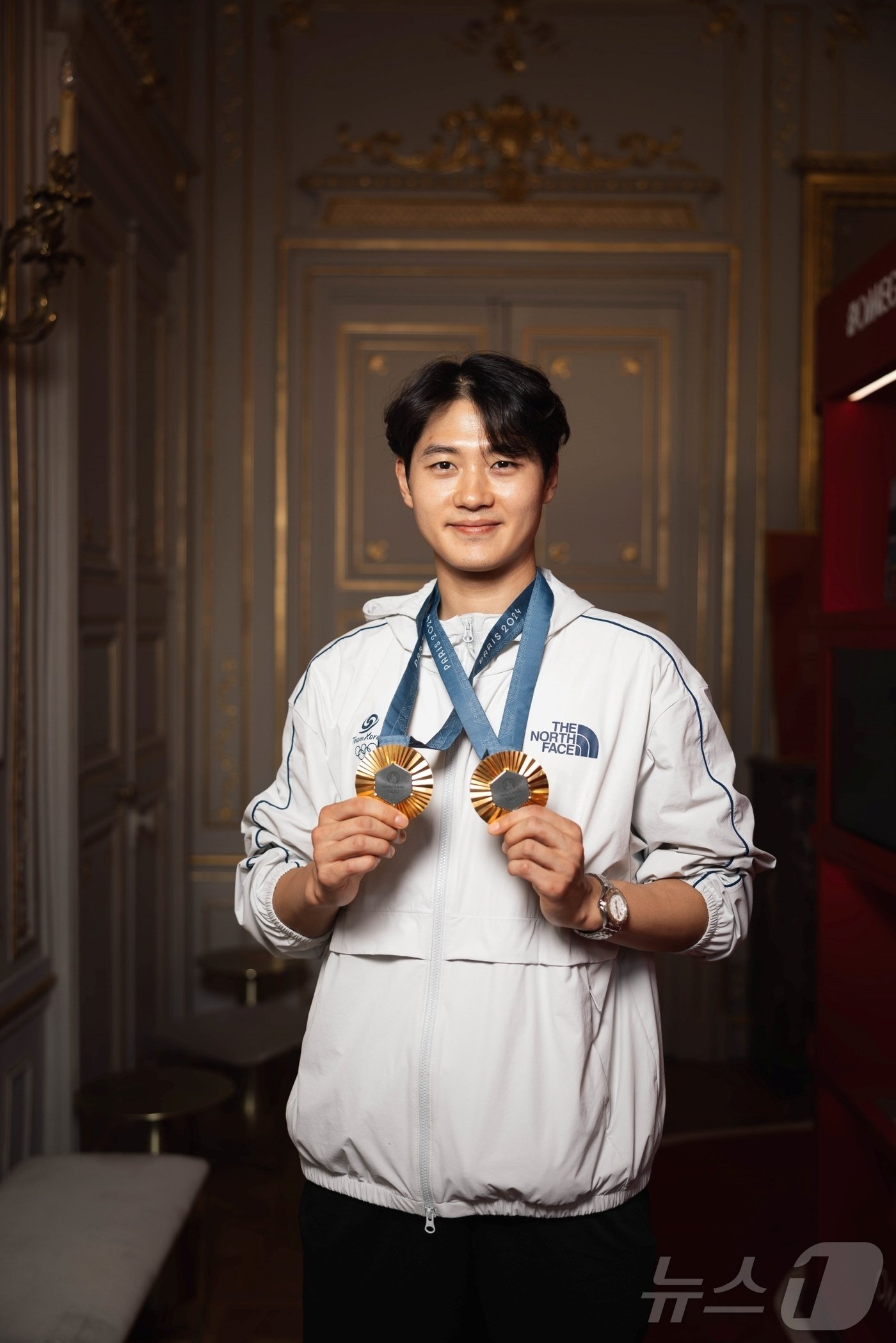 본문 이미지 - 파리 올림픽 금메달과 함께 시계를 착용하고 포즈를 취하고 있는 오상욱. (오메가 자료 제공)