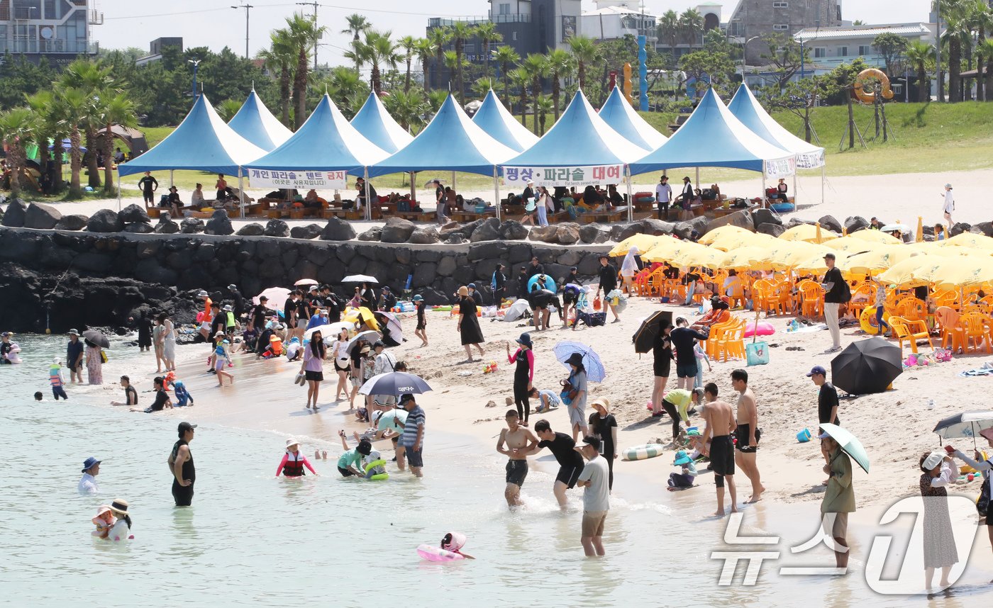 본문 이미지 - 한라산을 제외한 전국 대부분 지역에 폭염특보가 내려진 4일 오전 제주시 조천읍 함덕해수욕장에서 피서객들이 물놀이를 하고 있다. 2024.8.4/뉴스1 ⓒ News1 오현지 기자