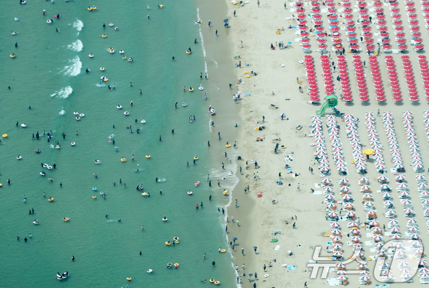 본문 이미지 - 여름 피서철의 절정을 맞은 4일 부산 해운대구 부산엑스더스카이 전망대에서 바라본 해운대해수욕장이 물놀이를 즐기는 피서객들로 붐비고 있다. 2024.8.4/뉴스1 ⓒ News1 윤일지 기자