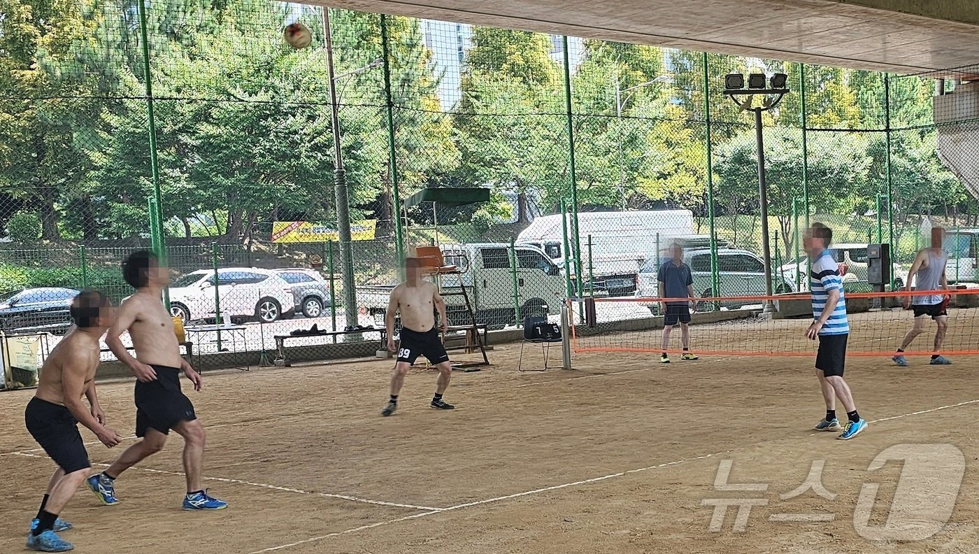 본문 이미지 - 진주 평거동 생활체육시설에서 족구를 즐기는 시민. 2024.8.4/뉴스1 한송학기자