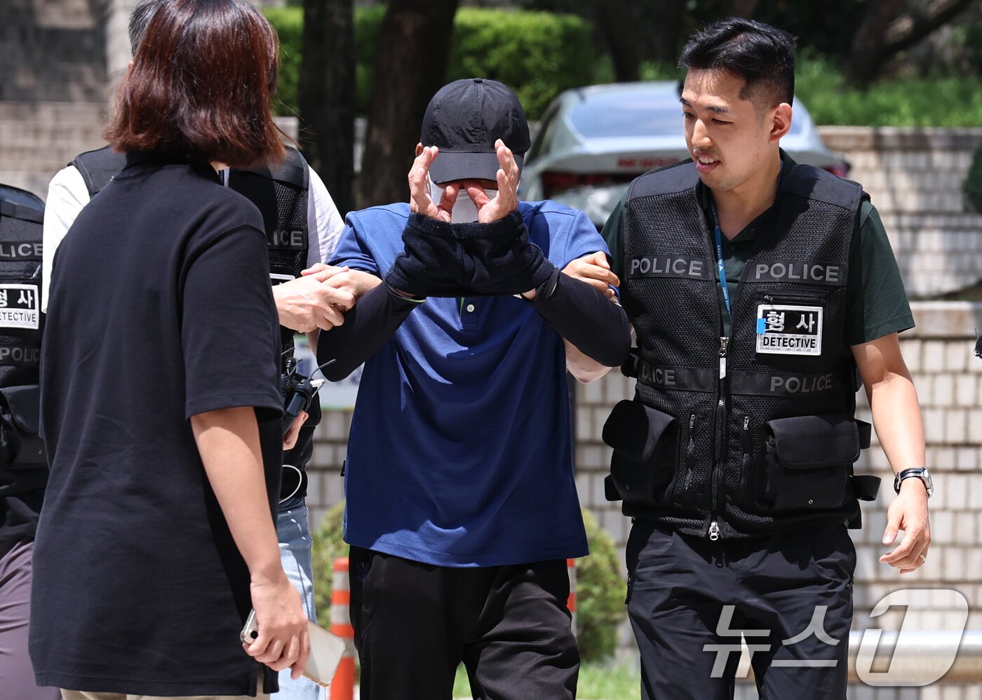 본문 이미지 - 숭례문 지하보도에서 60대 환경미화원을 살해한 혐의를 받는 리 모 씨가 4일 오후 서울 서초구 서울중앙지방법원에서 열린 구속 전 피의자 심문&#40;영장실질심사&#41;에 출석하고 있다. 2024.8.4/뉴스1 ⓒ News1 구윤성 기자