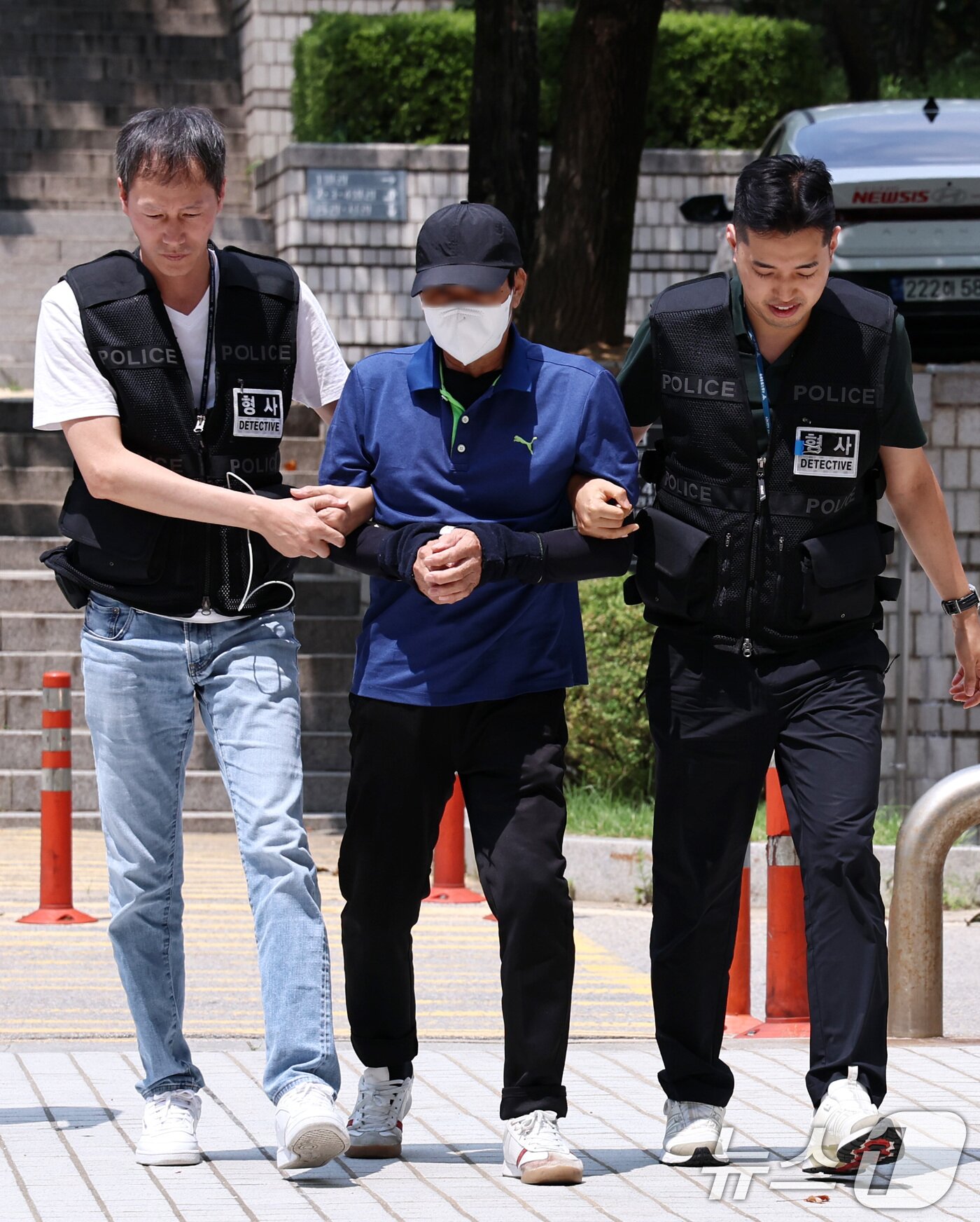 본문 이미지 - 숭례문 지하보도에서 60대 환경미화원을 살해한 혐의를 받는 리 모 씨가 4일 오후 서울 서초구 서울중앙지방법원에서 열린 구속 전 피의자 심문&#40;영장실질심사&#41;에 출석하고 있다. 2024.8.4/뉴스1 ⓒ News1 구윤성 기자