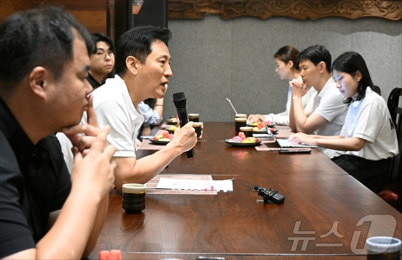 본문 이미지 -   동행 기자단 간담회를 진행하는 오세훈 서울시장 &#40;서울시 제공&#41;