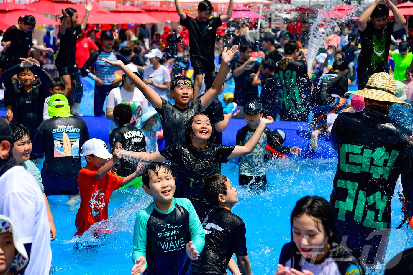 본문 이미지 - 2024 화천토마토축제 나흘 째인 4일 오전 축제가 열리는 사내면 강원 화천군 사창리 문화마을을 찾은 관광객들이 주최 측이 마련한 '물난장 파티'에서 물놀이를 즐기고 있다.(화천군 제공) 2024.8.4/뉴스1
