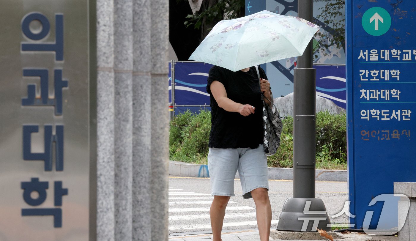 본문 이미지 - 4일 오후 서울 종로구 서울대 의과대학 앞으로 시민이 지나가고 있다.  2024.8.4/뉴스1 ⓒ News1 장수영 기자