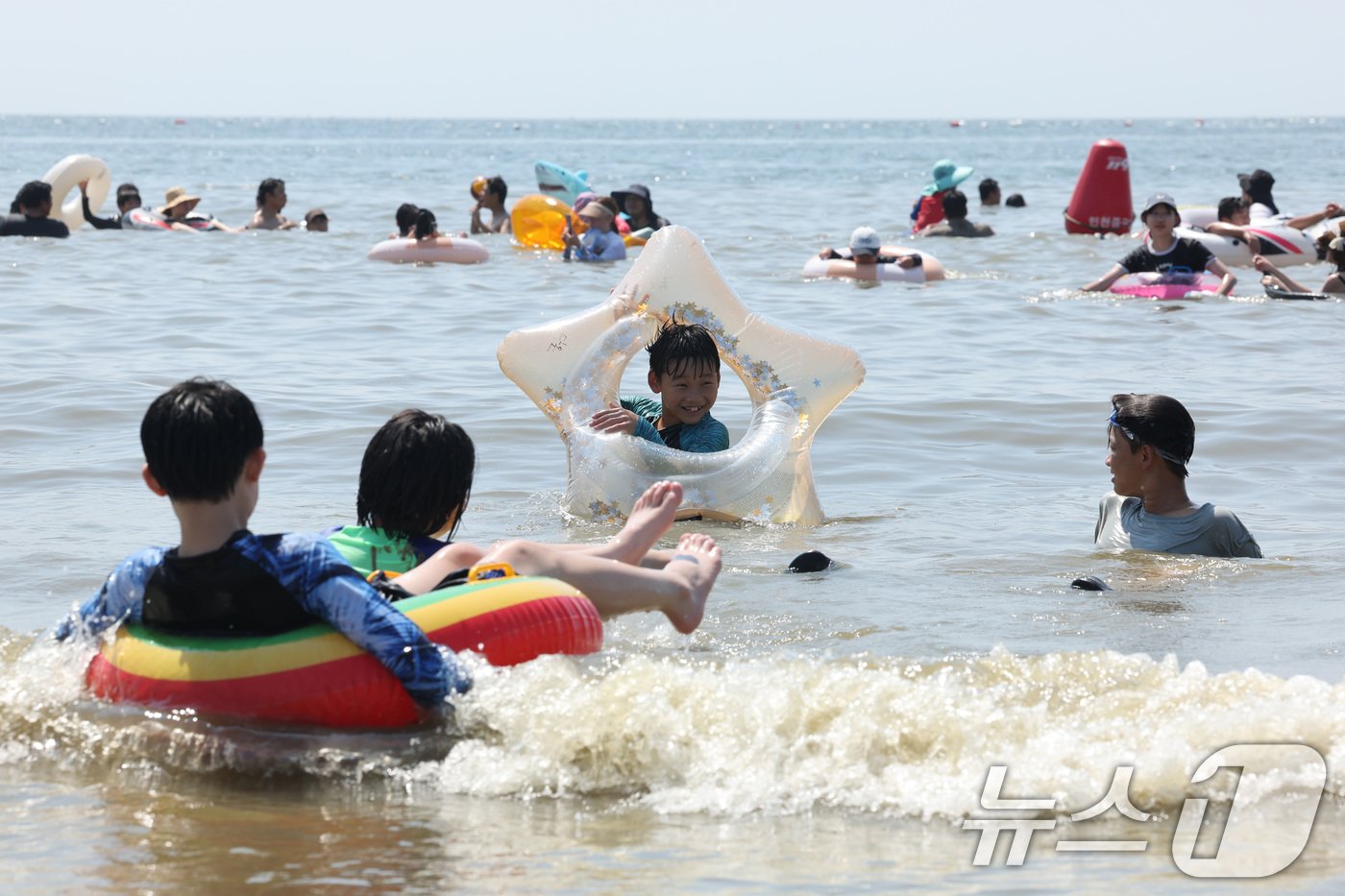 전국 대부분 지역에 폭염 경보가 내려진 4일 오후 인천 을왕리해수욕장에서 어린이들이 물놀이를 하며 더위를 식히고 있다. 기상청은 이날 서울 낮 최고기온이 36도까지 치솟으며 올해 들어 가장 높은 기온을 기록할 것으로 예보했다. 2024.8.4/뉴스1 ⓒ News1 신웅수 기자