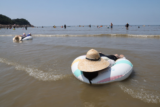 인천 을왕리 바다에 빠진 40대 중상…목격자가 신고후 물에서 건져