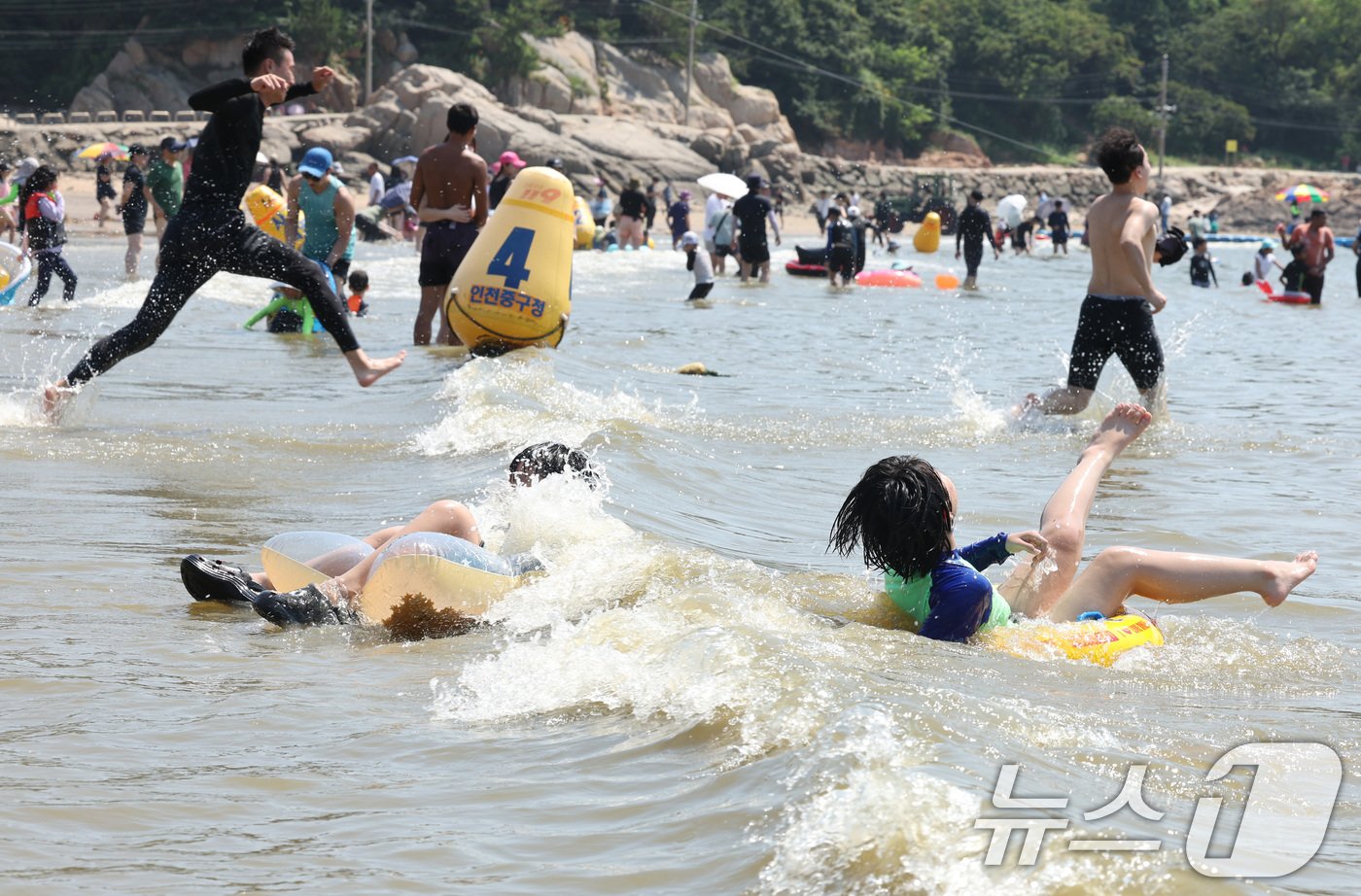 전국 대부분 지역에 폭염 경보가 내려진 4일 오후 인천 을왕리해수욕장에서 어린이들이 물놀이를 하며 더위를 식히고 있다. 기상청은 이날 서울 낮 최고기온이 36도까지 치솟으며 올해 들어 가장 높은 기온을 기록할 것으로 예보했다. 2024.8.4/뉴스1 ⓒ News1 신웅수 기자