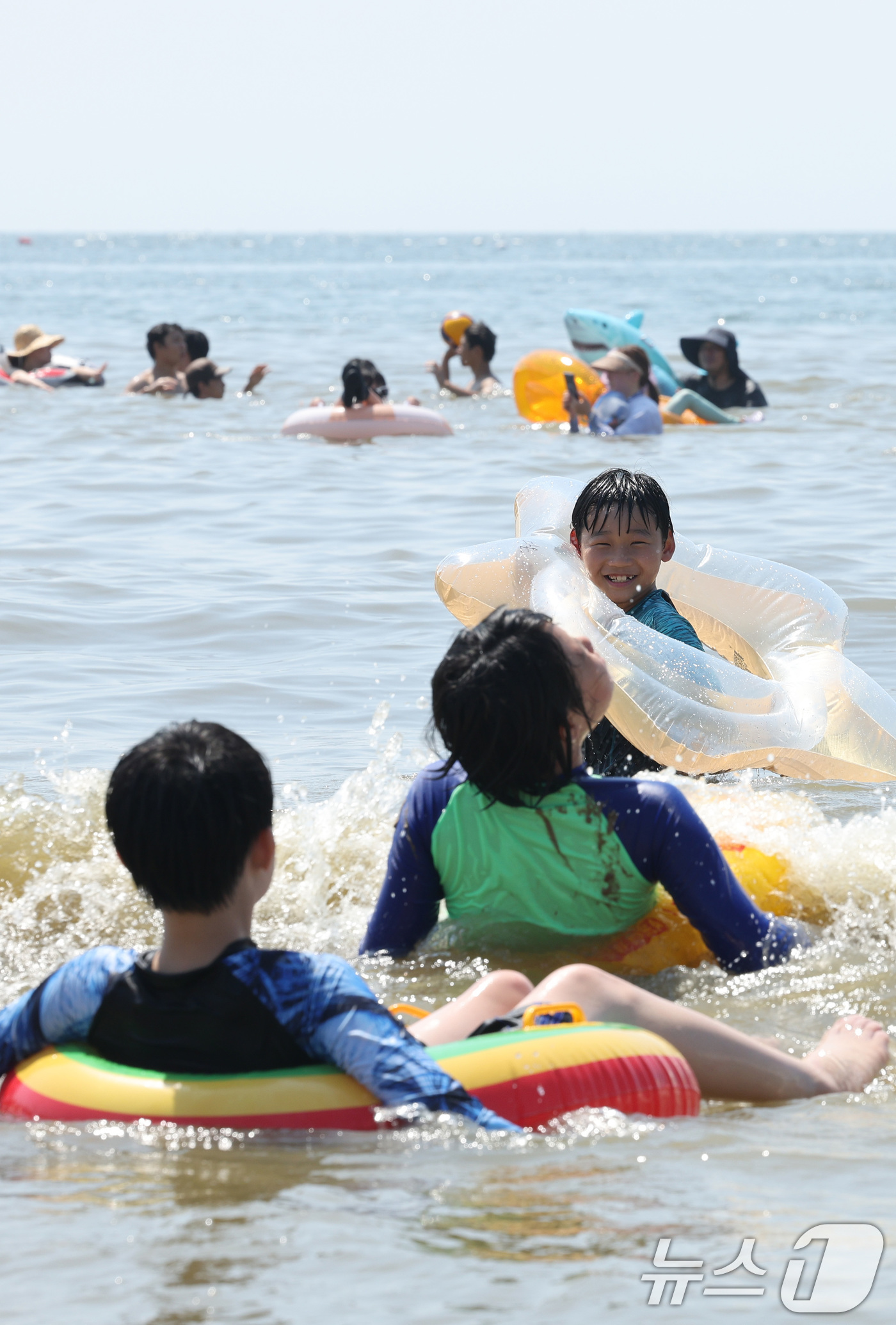 (인천=뉴스1) 신웅수 기자 = 전국 대부분 지역에 폭염 경보가 내려진 4일 오후 인천 을왕리해수욕장에서 어린이들이 물놀이를 하며 더위를 식히고 있다.기상청은 이날 서울 낮 최고기 …