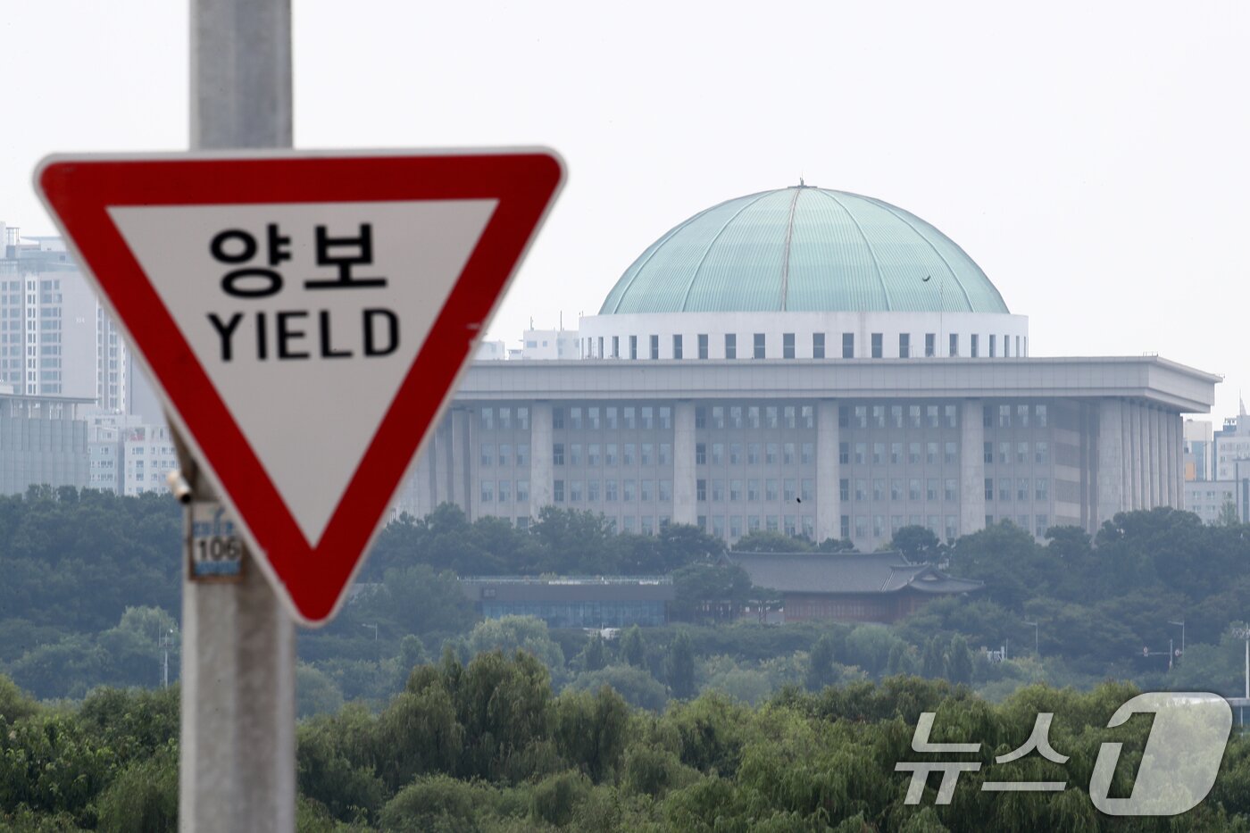 본문 이미지 - 서울 마포구 서강대교 교통표지판 뒤로 국회의사당이 보이고 있다. 2024.8.4/뉴스1 ⓒ News1 이광호 기자