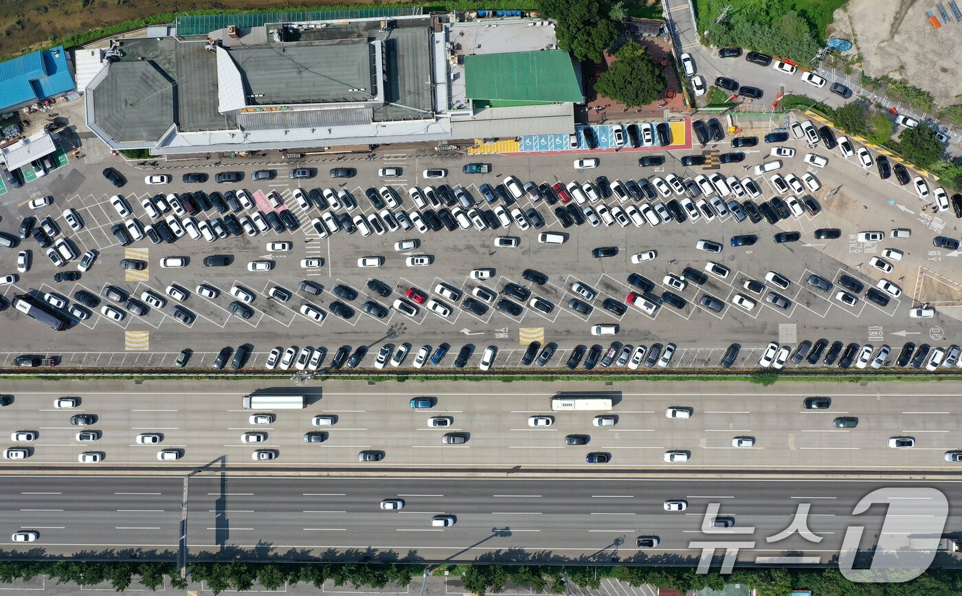 본문 이미지 - 본격 여름휴가철을 맞이한 4일 오후 영동고속도로 상행선 여주 휴게소에 차량들이 주차돼 있다. 2024.8.4/뉴스1 ⓒ News1 이승배 기자