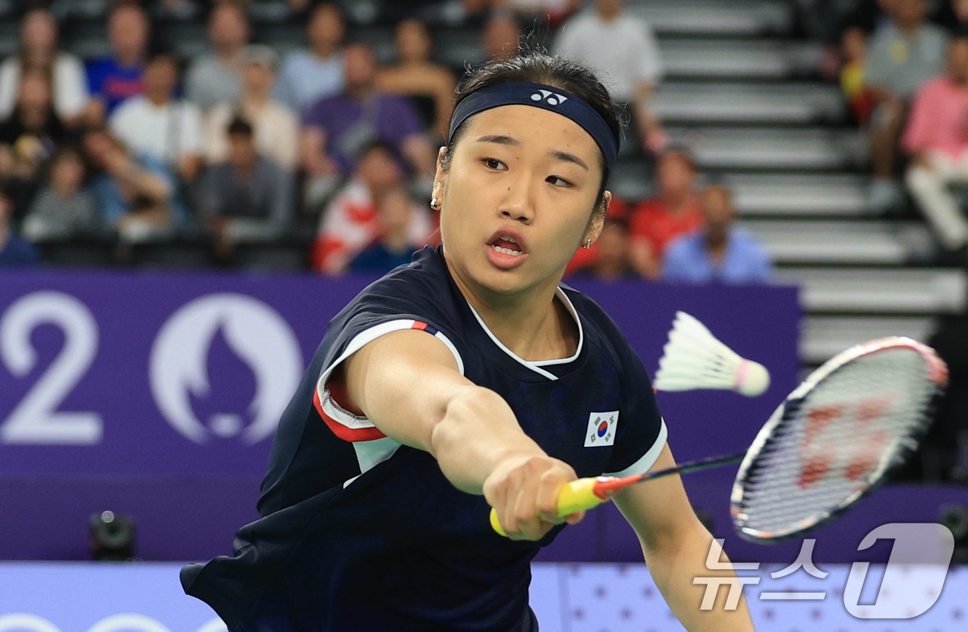 본문 이미지 - 대한민국 배드민턴 대표팀 안세영이 4일 오후(한국시간) 프랑스 파리 라 샤펠 아레나에서 2024 파리올림픽 배드민턴 여자 단식 준결승에서 인도네시아의 그레고리아 마리스카 툰중 선수와 맞대결을 펼치고 있다. 2024.8.4/뉴스1 ⓒ News1 박정호 기자