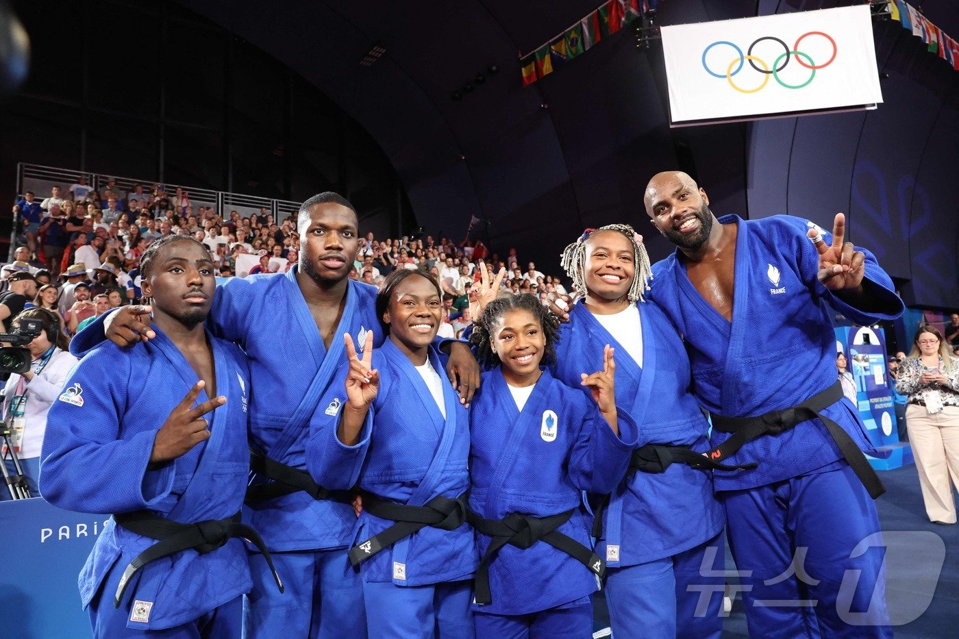 본문 이미지 - 유도 혼성 단체전에서 정상에 오른 리네르(오른쪽). ⓒ AFP=뉴스1