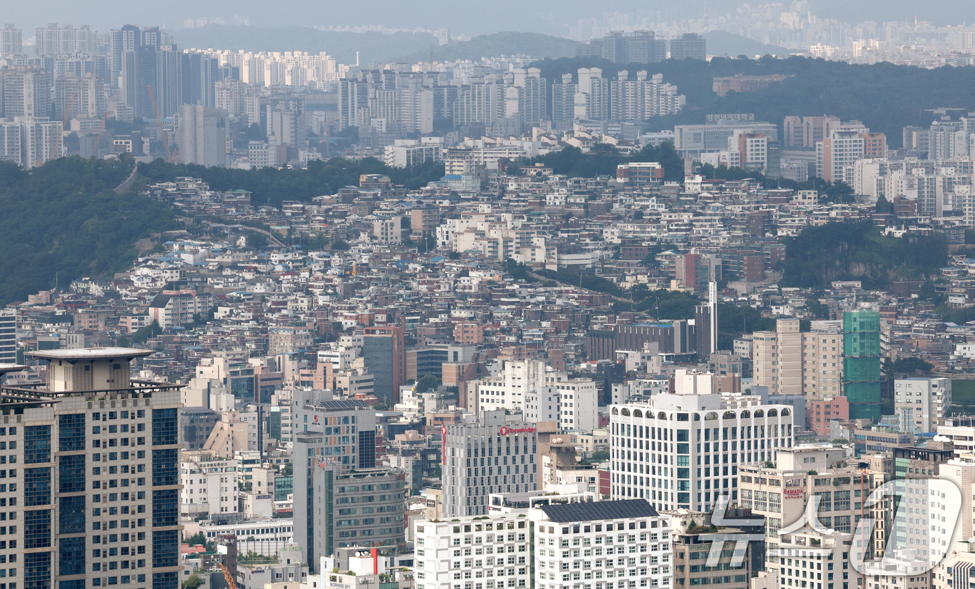 (서울=뉴스1) 장수영 기자 = 4일 오후 서울 중구 남산에서 바라본 도심에 아파트 단지와 빌라촌이 보이고 있다.정부가 이달 중 발표할 것으로 알려진 주택 공급 대책에는 1주택자가 …