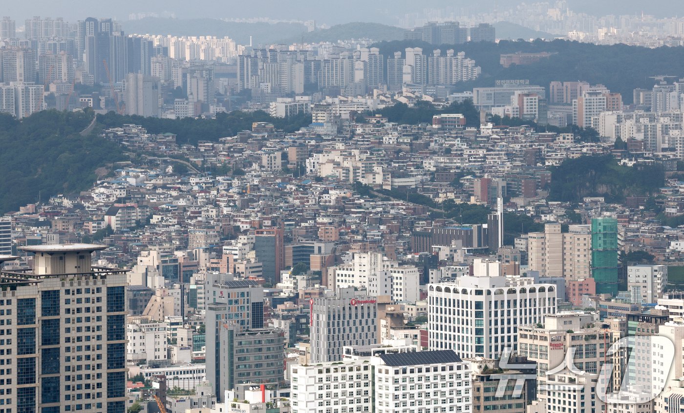 서울 중구 남산에서 바라본 도심에 아파트 단지와 빌라촌이 보이고 있다. 2024.8.4/뉴스1 ⓒ News1 장수영 기자