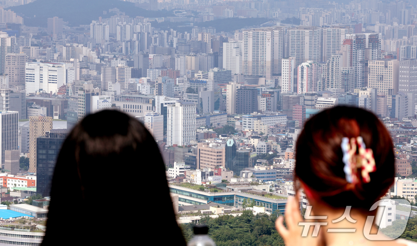 (서울=뉴스1) 장수영 기자 = 4일 오후 서울 중구 남산에서 바라본 도심에 아파트 단지가 보이고 있다.정부가 이달 중 발표할 것으로 알려진 주택 공급 대책에는 1주택자가 신축 빌 …