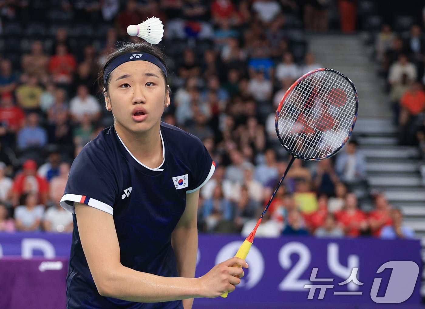 본문 이미지 - 대한민국 배드민턴 대표팀 안세영이 4일 오후(한국시간) 프랑스 파리 라 샤펠 아레나에서 열린 2024 파리올림픽 배드민턴 여자 단식 준결승 인도네시아의 그레고리아 마리스카 툰중 선수와의 경기에서 셔틀콕을 상대 선수에게 전달하고 있다. 2024.8.4/뉴스1 ⓒ News1 박정호 기자