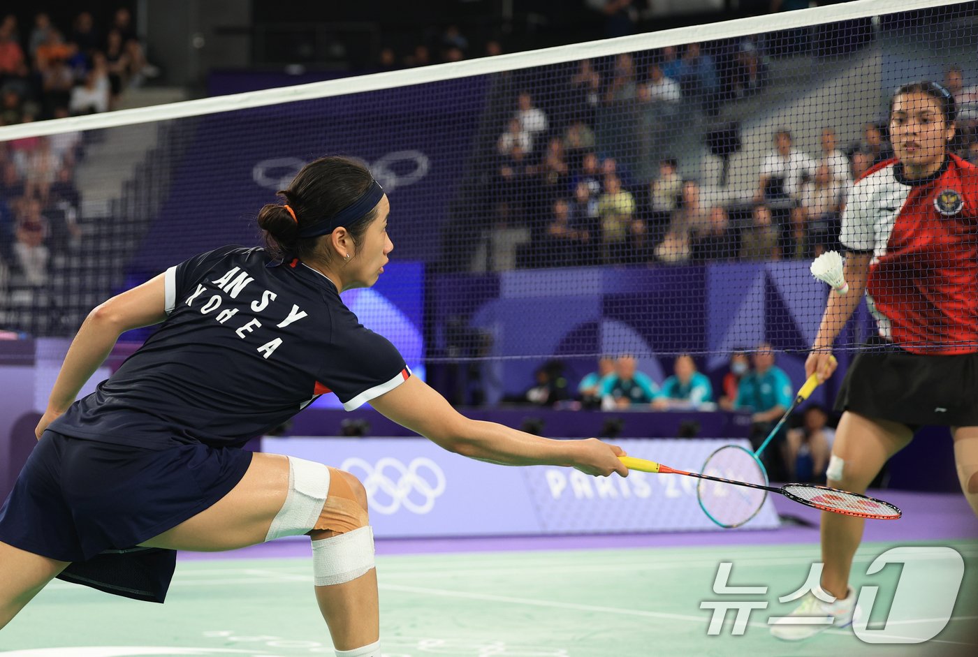 본문 이미지 - 대한민국 배드민턴 대표팀 안세영이 4일 오후(한국시간) 프랑스 파리 라 샤펠 아레나에서 2024 파리올림픽 배드민턴 여자 단식 준결승에서 인도네시아의 그레고리아 마리스카 툰중 선수와 맞대결을 펼치고 있다. 2024.8.4/뉴스1 ⓒ News1 박정호 기자