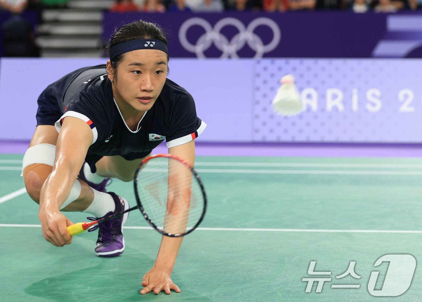 본문 이미지 - 대한민국 배드민턴 대표팀 안세영이 4일 오후&#40;한국시간&#41; 프랑스 파리 라 샤펠 아레나에서 2024 파리올림픽 배드민턴 여자 단식 준결승에서 인도네시아의 그레고리아 마리스카 툰중 선수와 맞대결을 펼치고 있다. 2024.8.4/뉴스1 ⓒ News1 박정호 기자