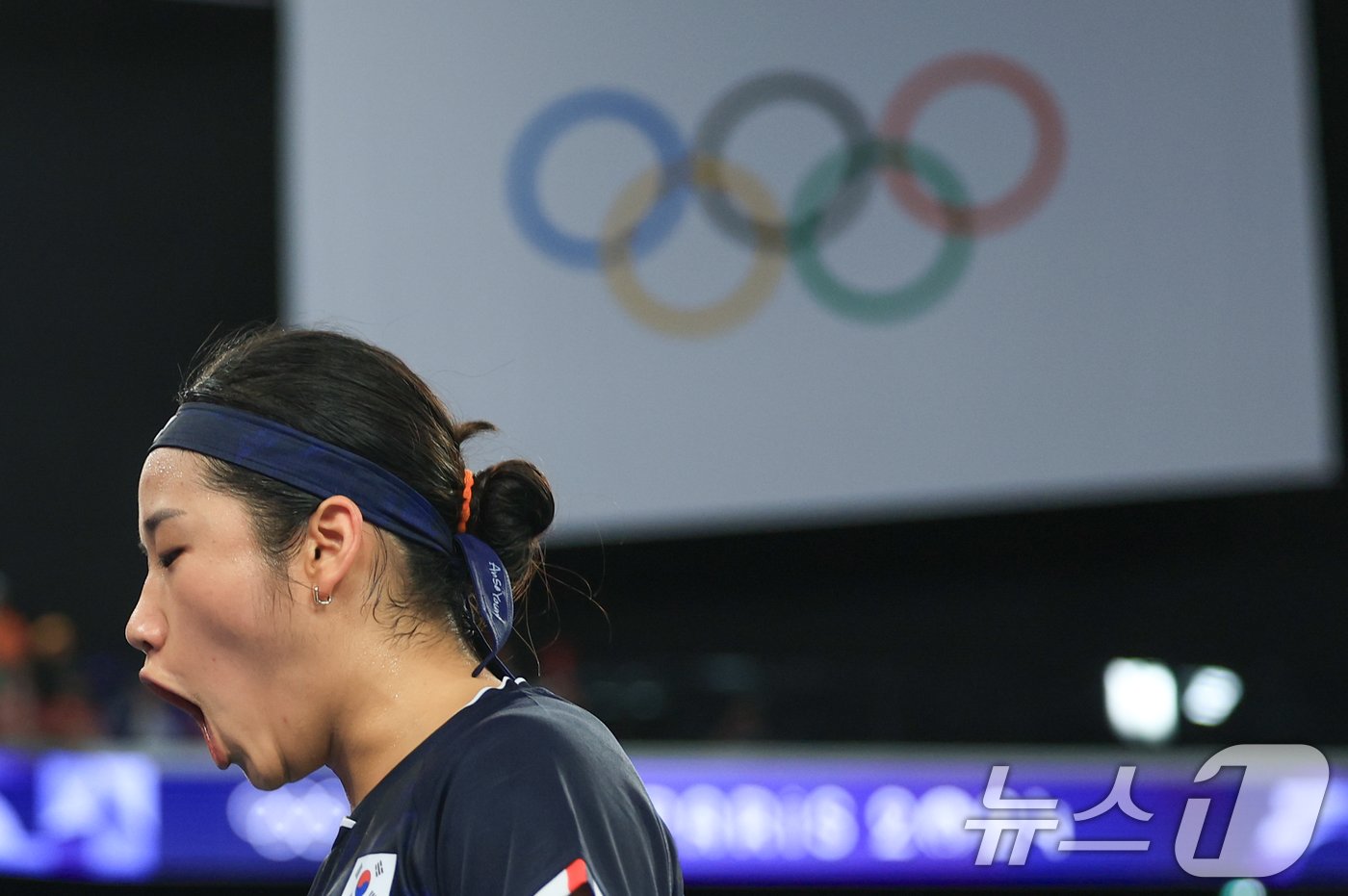 본문 이미지 - 대한민국 배드민턴 대표팀 안세영이 4일 오후(한국시간) 프랑스 파리 라 샤펠 아레나에서 열린 2024 파리올림픽 배드민턴 여자 단식 준결승 인도네시아의 그레고리아 마리스카 툰중 선수와의 경기에서 득점한 후 기뻐하고 있다. 2024.8.4/뉴스1 ⓒ News1 박정호 기자