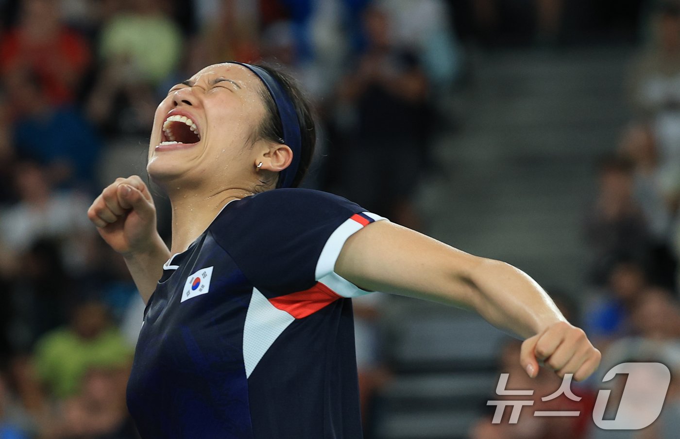 본문 이미지 - 대한민국 배드민턴 대표팀 안세영이 4일 오후(한국시간) 프랑스 파리 라 샤펠 아레나에서 열린 2024 파리올림픽 배드민턴 여자 단식 준결승 인도네시아의 그레고리아 마리스카 툰중 선수와의 경기를 승리한 후 기뻐하고 있다. 이날 승리로 안세영은 28년 만에 여자 단식 결승에 진출한다. 2024.8.4/뉴스1 ⓒ News1 박정호 기자