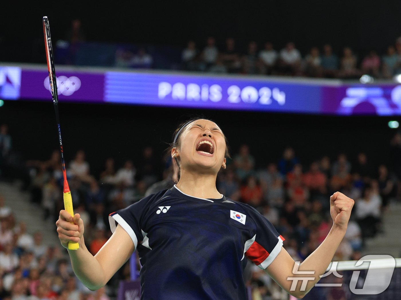 본문 이미지 - 대한민국 배드민턴 대표팀 안세영이 4일 오후(한국시간) 프랑스 파리 라 샤펠 아레나에서 열린 2024 파리올림픽 배드민턴 여자 단식 준결승 인도네시아의 그레고리아 마리스카 툰중 선수와의 경기를 승리한 후 기뻐하고 있다. 이날 승리로 안세영은 28년 만에 여자 단식 결승에 진출한다. 2024.8.4/뉴스1 ⓒ News1 박정호 기자