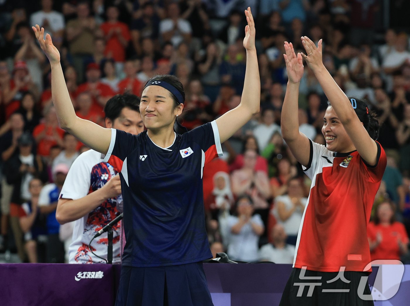 본문 이미지 - 대한민국 배드민턴 대표팀 안세영이 4일 오후(한국시간) 프랑스 파리 라 샤펠 아레나에서 열린 2024 파리올림픽 배드민턴 여자 단식 준결승 인도네시아의 그레고리아 마리스카 툰중 선수와의 경기를 승리한 후 기뻐하고 있다. 이날 승리로 안세영은 28년 만에 여자 단식 결승에 진출한다. 2024.8.4/뉴스1 ⓒ News1 박정호 기자