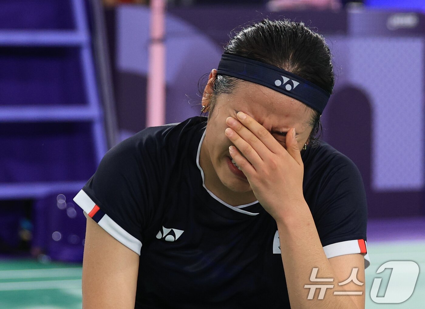 본문 이미지 - 대한민국 배드민턴 대표팀 안세영이 4일 오후&#40;한국시간&#41; 프랑스 파리 라 샤펠 아레나에서 열린 2024 파리올림픽 배드민턴 여자 단식 준결승 인도네시아의 그레고리아 마리스카 툰중 선수와의 경기를 승리한 후 기뻐하고 있다.2024.8.4/뉴스1 ⓒ News1 박정호 기자