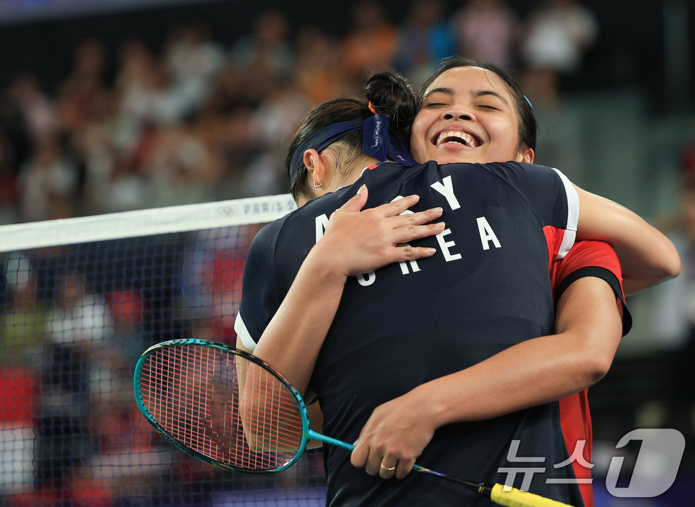본문 이미지 - 대한민국 배드민턴 대표팀 안세영이 4일 오후(한국시간) 프랑스 파리 라 샤펠 아레나에서 열린 2024 파리올림픽 배드민턴 여자 단식 준결승 인도네시아의 그레고리아 마리스카 툰중 선수와의 경기를 승리한 후 인사하고 있다. 이날 승리로 안세영은 28년 만에 여자 단식 결승에 진출한다. 2024.8.4/뉴스1 ⓒ News1 박정호 기자