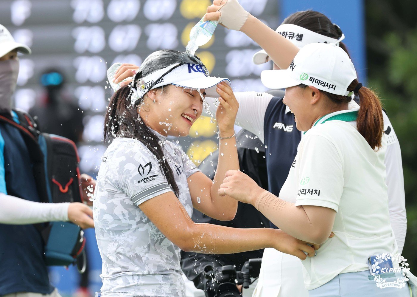 본문 이미지 - 윤이나가 4일 블랙스톤 제주에서 열린 KLPGA투어 제주삼다수 마스터스 최종라운드에서 우승을 확정 지은 뒤 동료들의 축하를 받고 있다. (KLPGA 제공) 2024.8.4/뉴스1 ⓒ News1 박지혜 기자