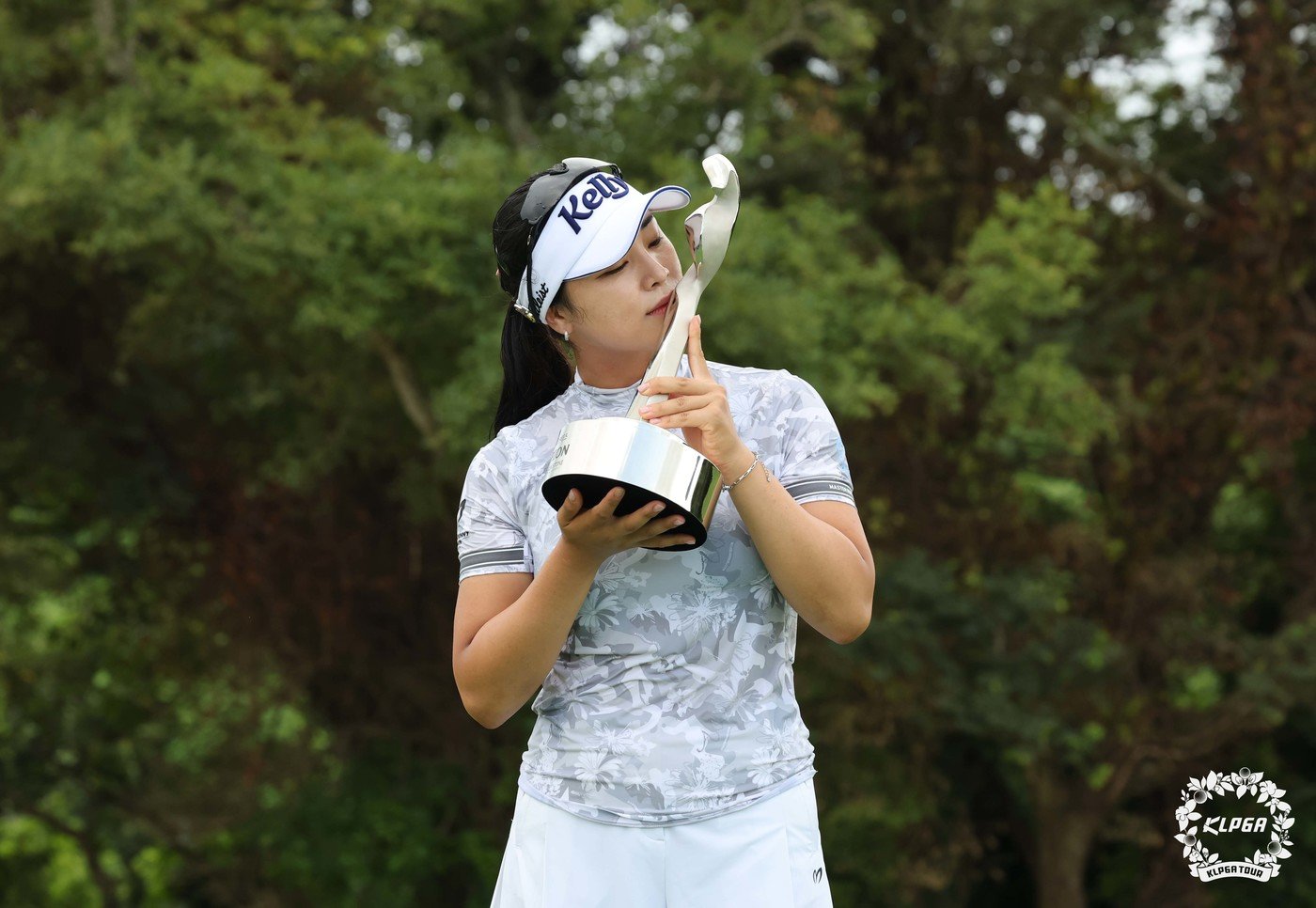 본문 이미지 - 윤이나가 4일 블랙스톤 제주에서 열린 KLPGA투어 제주삼다수 마스터스 최종라운드에서 우승한 뒤 트로피에 입맞춤을 하고 있다. (KLPGA 제공) 2024.8.4/뉴스1 ⓒ News1 박지혜 기자