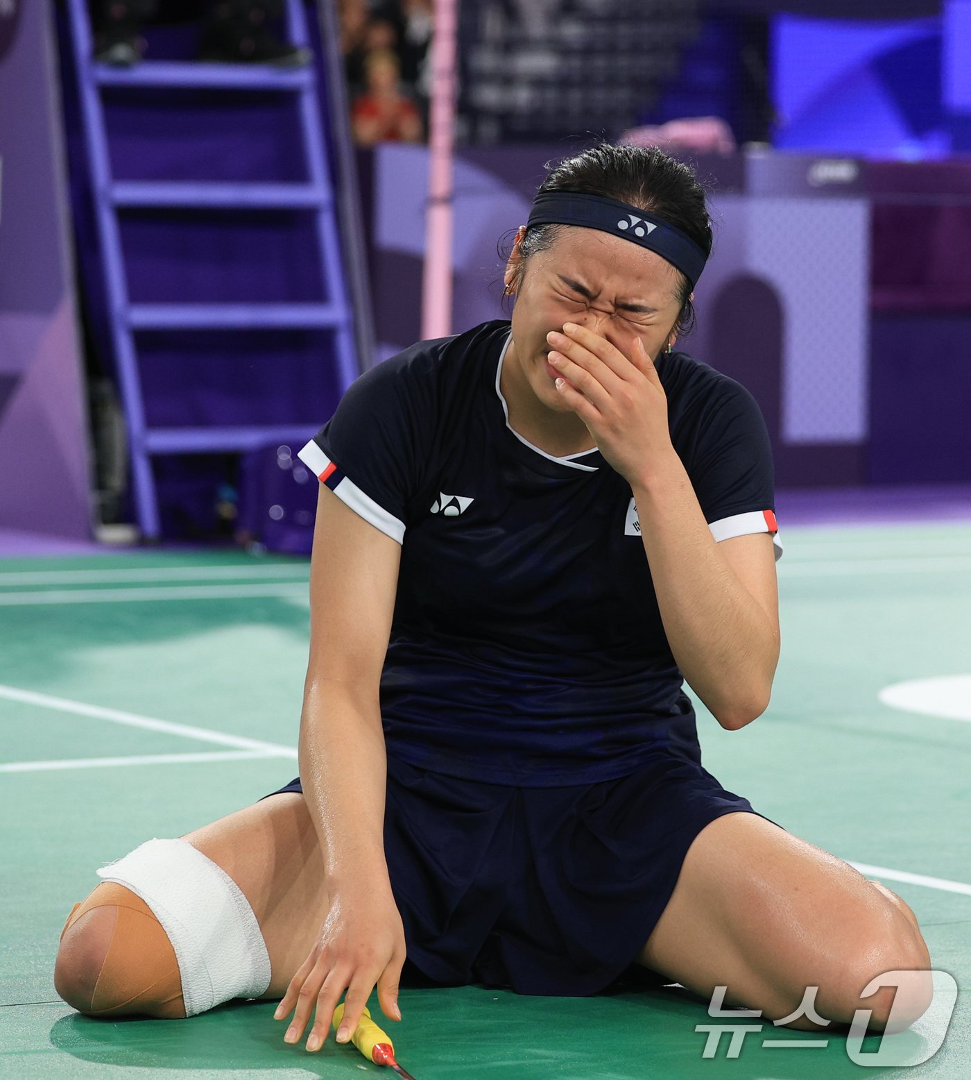 본문 이미지 - 대한민국 배드민턴 대표팀 안세영이 4일 오후(한국시간) 프랑스 파리 라 샤펠 아레나에서 열린 2024 파리올림픽 배드민턴 여자 단식 준결승 인도네시아의 그레고리아 마리스카 툰중 선수와의 경기를 승리한 후 기뻐하고 있다. 이날 승리로 안세영은 28년 만에 여자 단식 결승에 진출한다. 2024.8.4/뉴스1 ⓒ News1 박정호 기자