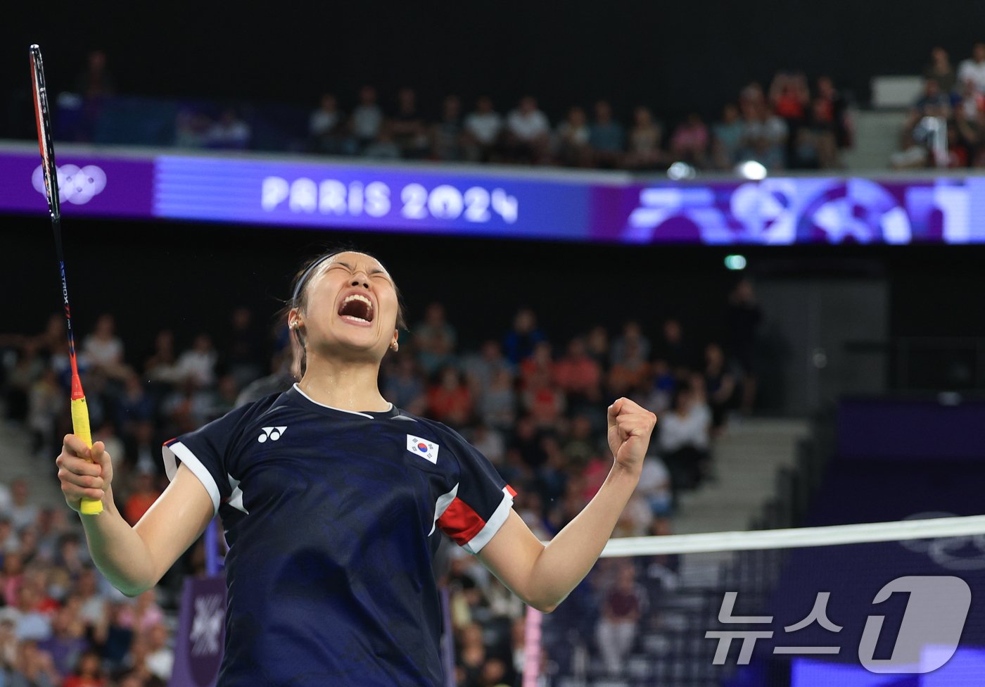 본문 이미지 - 대한민국 배드민턴 대표팀 안세영이 4일 오후(한국시간) 프랑스 파리 라 샤펠 아레나에서 열린 2024 파리올림픽 배드민턴 여자 단식 준결승 인도네시아의 그레고리아 마리스카 툰중 선수와의 경기를 승리한 후 기뻐하고 있다. 이날 승리로 안세영은 28년 만에 여자 단식 결승에 진출한다. 2024.8.4/뉴스1 ⓒ News1 박정호 기자