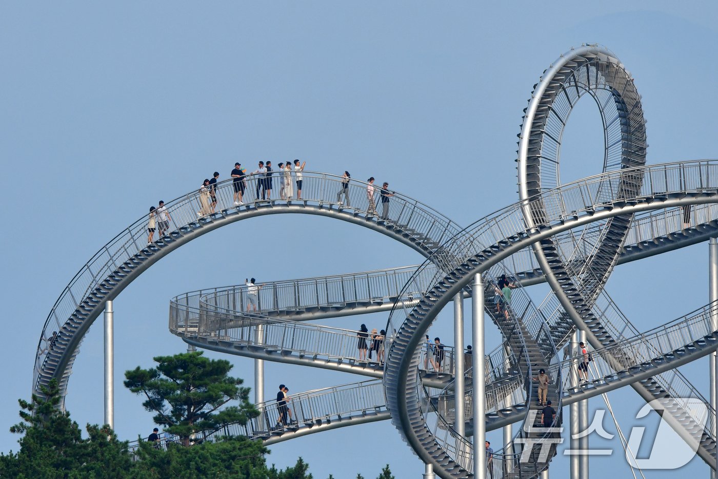 본문 이미지 - 4일 경북 포항시 북구 환여동 스페이스 워크를 찾은 관광객들이 기념촬영을 하며 추억을 남기고 있다. 2024.8.4/뉴스1 ⓒ News1 최창호 기자