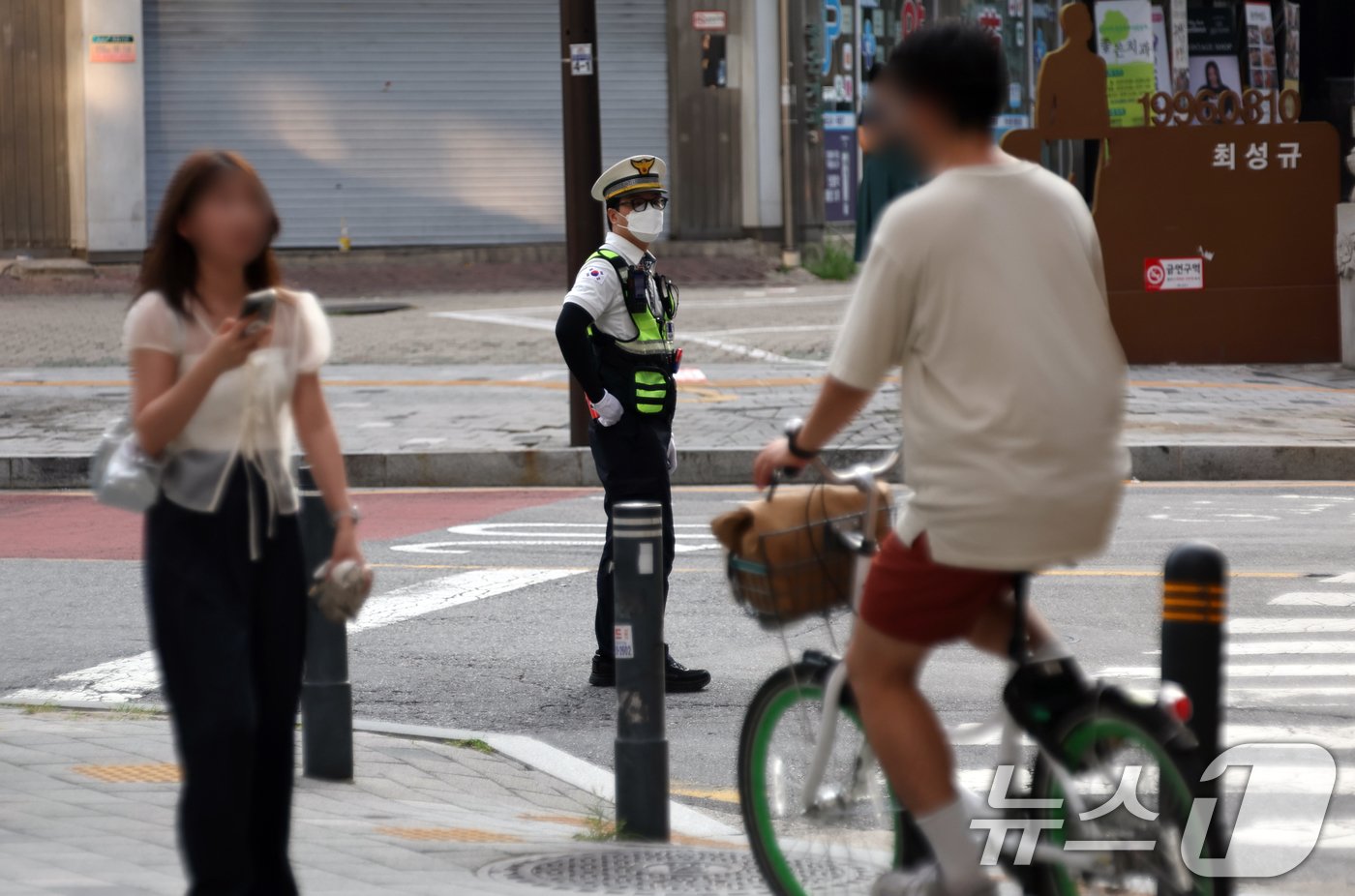 본문 이미지 - 서울시 공공자전거 ‘따릉이’를 타고 난폭 운전을 일삼는 이른바 ‘따릉이 폭주 연맹(따폭연)’이 4일 서울 시내 집결을 예고한 가운데 경찰이 성동구 성수역 일대에서 단속을 하고 있다. 2024.8.4/뉴스1 ⓒ News1 김명섭 기자