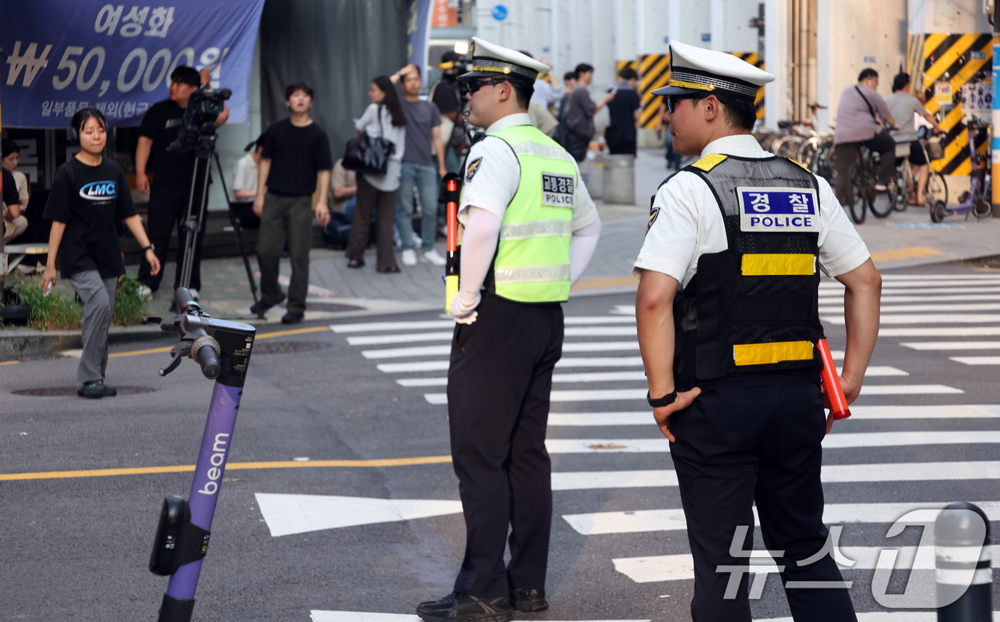 (서울=뉴스1) 김명섭 기자 = 서울시 공공자전거 ‘따릉이’를 타고 난폭 운전을 일삼는 이른바 ‘따릉이 폭주 연맹(따폭연)’이 4일 서울 시내 집결을 예고한 가운데 경찰이 성동구 …