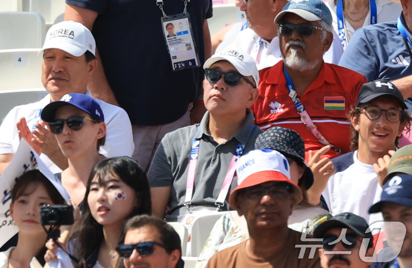 본문 이미지 - 정의선 현대자동차그룹 회장이 4일 오후(한국시간) 프랑스 파리 앵발리드에서 열린 2024 파리올림픽 남자 양궁 개인전 8강 대한민국 이우석과 이탈리아의 마우로 네스폴리 선수와의 경기를 관람하고 있다. 2024.8.4/뉴스1 ⓒ News1 박정호 기자
