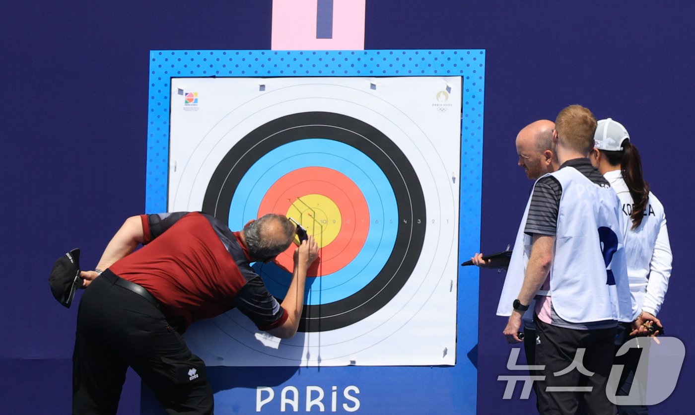 4일 오후&#40;한국시간&#41; 프랑스 파리 앵발리드에서 2024 파리올림픽 남자 양궁 개인전 준결승 대한민국의 김우진과 이우석의 경기에서 심판진들이 김우진의 점수를 확인하고 있다. 2024.8.4/뉴스1 ⓒ News1 박정호 기자