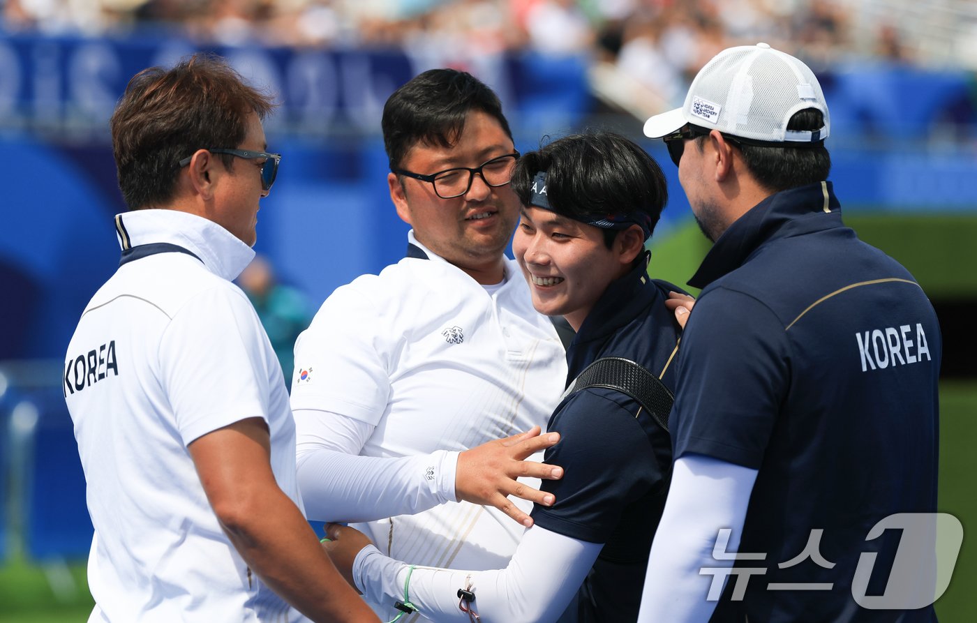 본문 이미지 - 대한민국 남자 양궁 대표팀 김우진 선수가 4일 오후&#40;한국시간&#41; 프랑스 파리 앵발리드에서 2024 파리올림픽 남자 양궁 개인전 준결승 대한민국의 이우석 선수와의 경기에서 슛오프 접전 끝에 승리한 후 이우석과 포옹하고 있다. 2024.8.4/뉴스1 ⓒ News1 박정호 기자